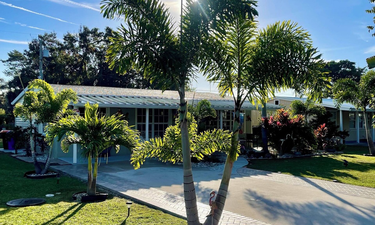 Rock Ridge House | 1.5 mile 2 Beach Our Cottage = Aloe Vero clean, neat and fun 🤩 Great Location!