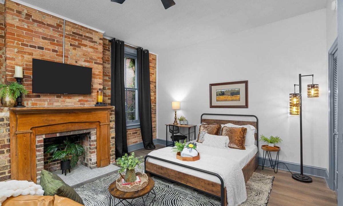 Olde Town Augusta Apartment | 1 bedroom, 1 bathroom studio apartment in Downtown Augusta. The sleeping arrangements for this unit is a full-sized bed.