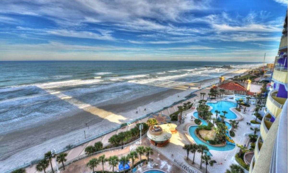 Brush - Stewarts Condo | 1 Bedroom Deluxe Condo, Balcony, Sleeps 4, Daytona Beach, Ocean Walk!