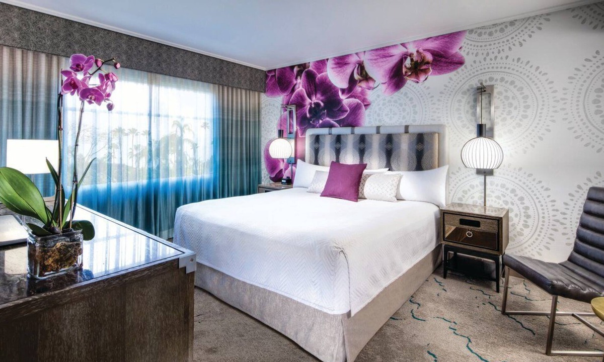 Florida Center Hotel | 1-Bedroom Suite at a 4⭐️ Hotel