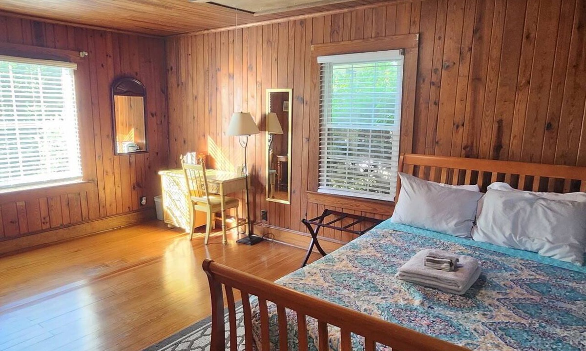 Clinton Cottage | 1- king bedroom guesthouse, pet friendly in charming downtown Clinton
