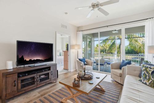 Naples House | 1021 - Beautiful Lake and Fountain Views Sleeps 6