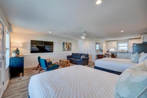 Surf City Hotel | 105 Queen Pet Friendly Suite, 1st Floor Nest