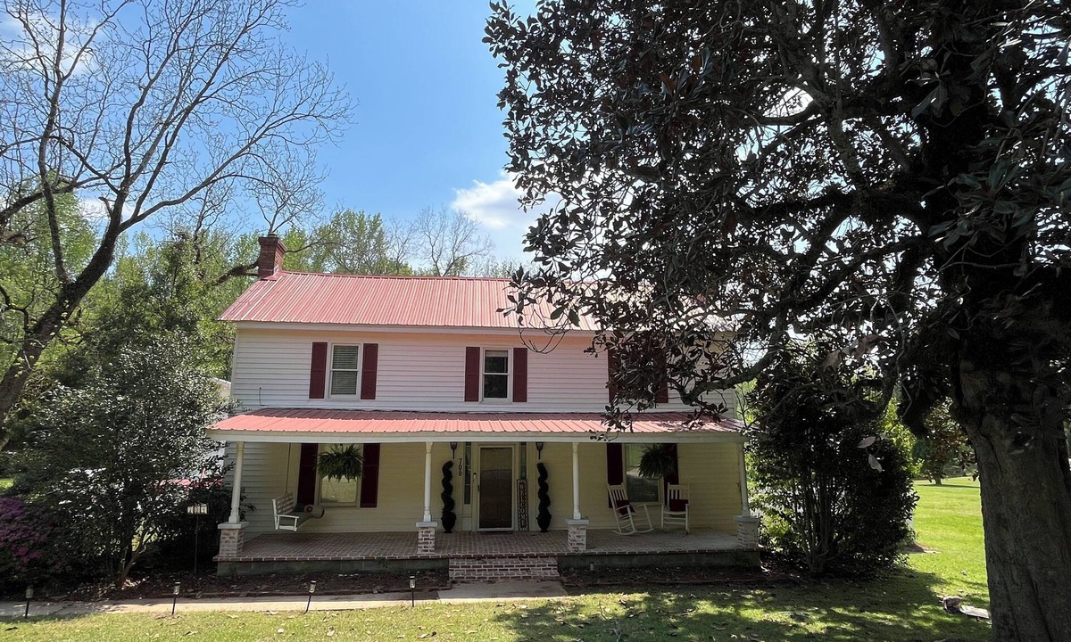 Jefferson House | 14 Miles from Athens- 1890s Private Farmhouse Retreat on 15 Acres w/Barn & Pond