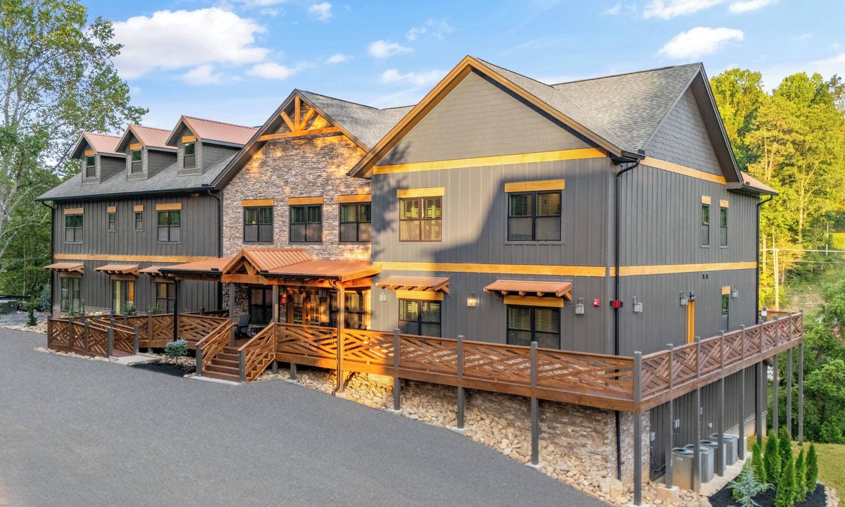 Gatlinburg Cabin | 16 Bed - Luxury and LOADED! In the Heart of the Smokies!