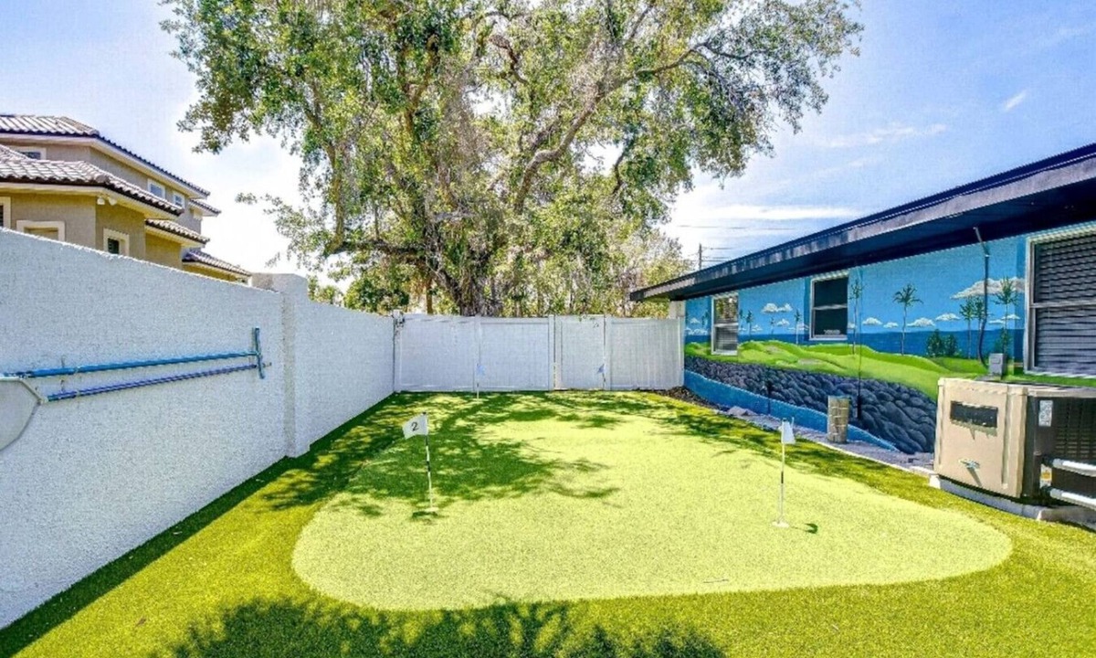 St. Petersburg House | 19th Hole: Luxe 4/2 stay w pool & mini golf