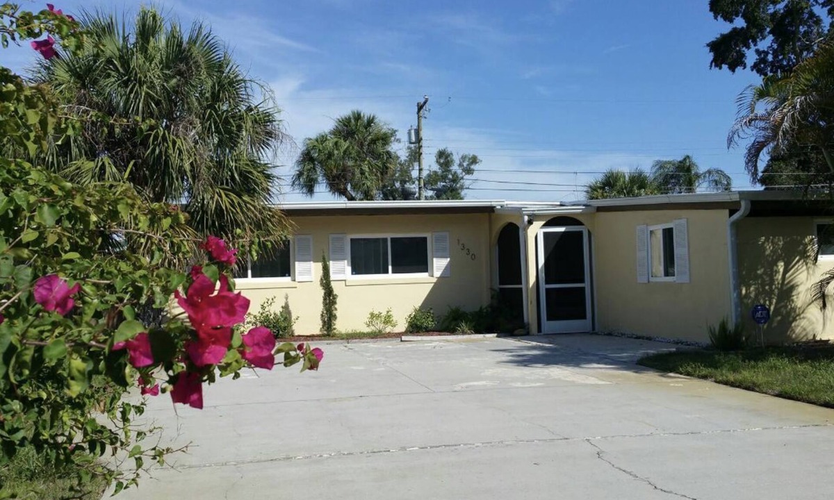 St. Petersburg House | 2.3 miles to the beach 3 bedroom home