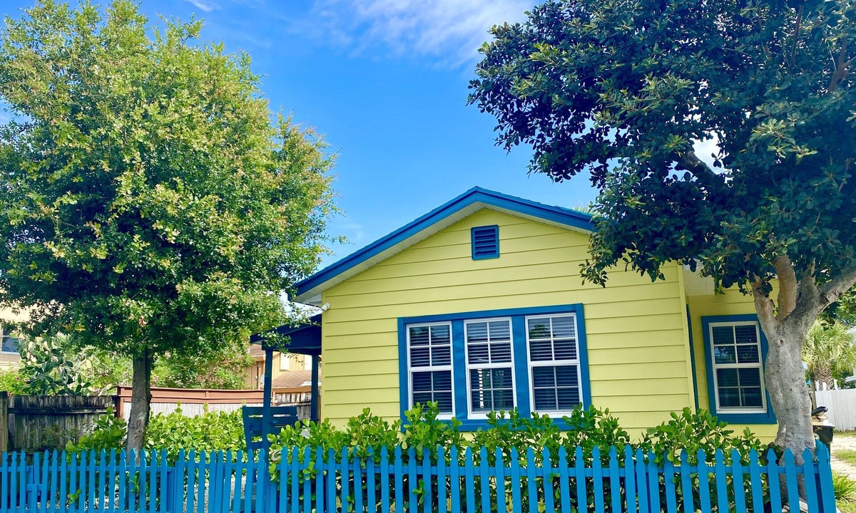 Mango Groves Cottage | 2 Bed/1 Bath Historic Cottage Near the Beach w/Pool-Bikes-WiFi-Cute & Cozy!