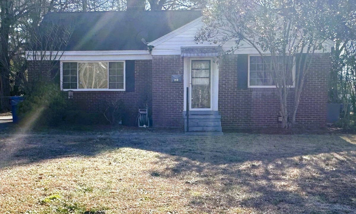 Greenwood House | 2 Bed, 1 Bath home Near Hospital & Hospice Ideal for Medical or Family Visits!
