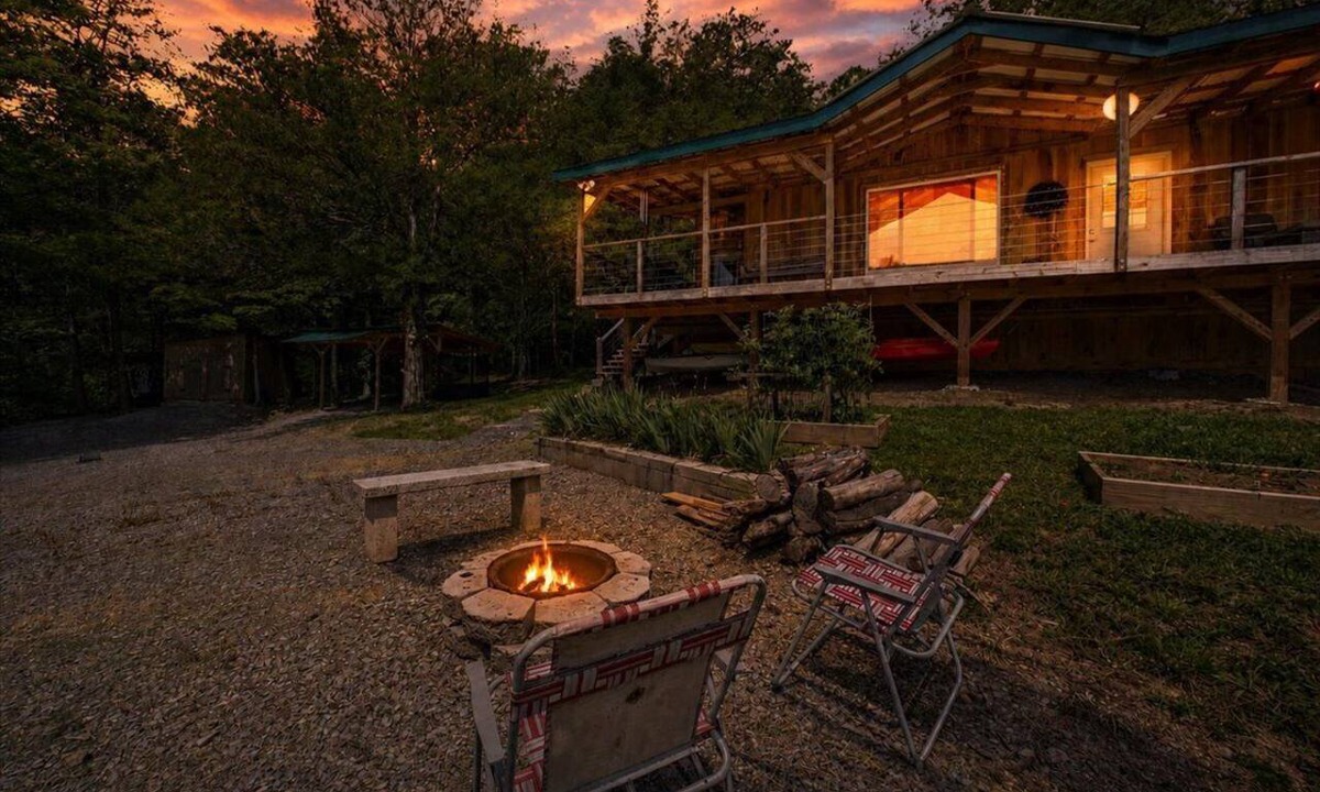 Etowah Cabin | 2 Bedroom Cabin: Starr Mountain Views, Starlink, Grill, Fire Pit, Pet Friendly