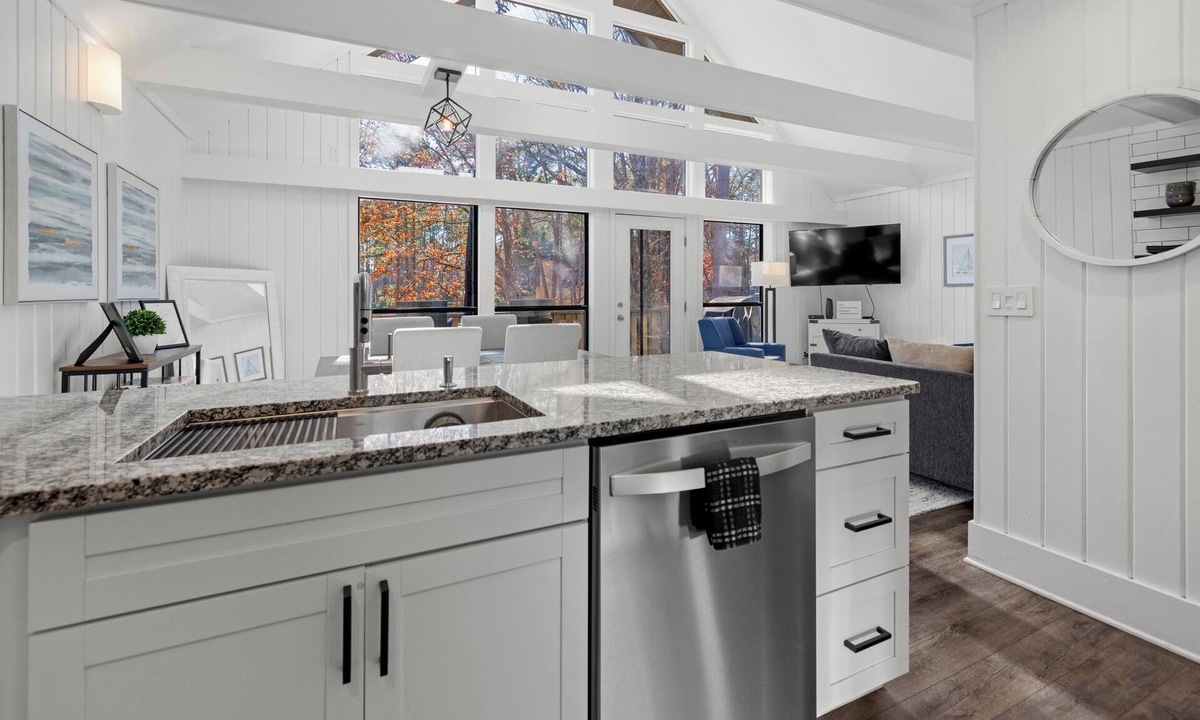 Salem Condo | 2-bedroom condo in Keowee Key: 3 pools, 2 restaurants, fitness center, golf