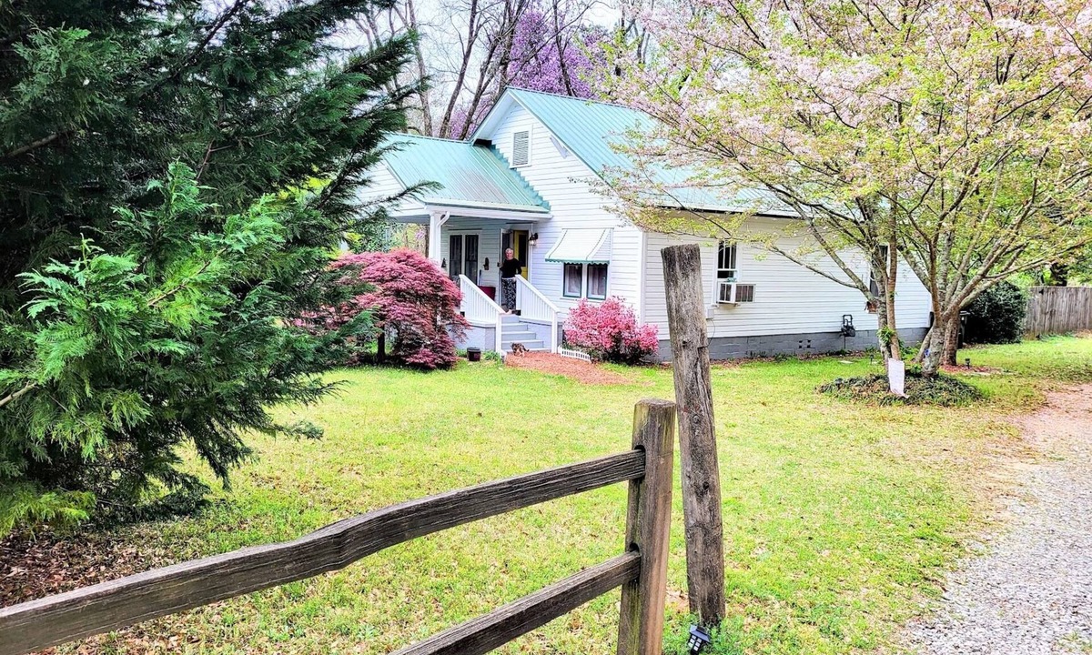 Bishop House | 2-bedroom cute farmhouse near Athens, GA