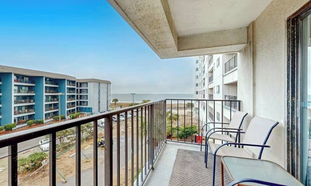 Myrtle Beach Hotel | 2-bedroom hotel in tranquil Myrtle Beach with fitness room and AC
