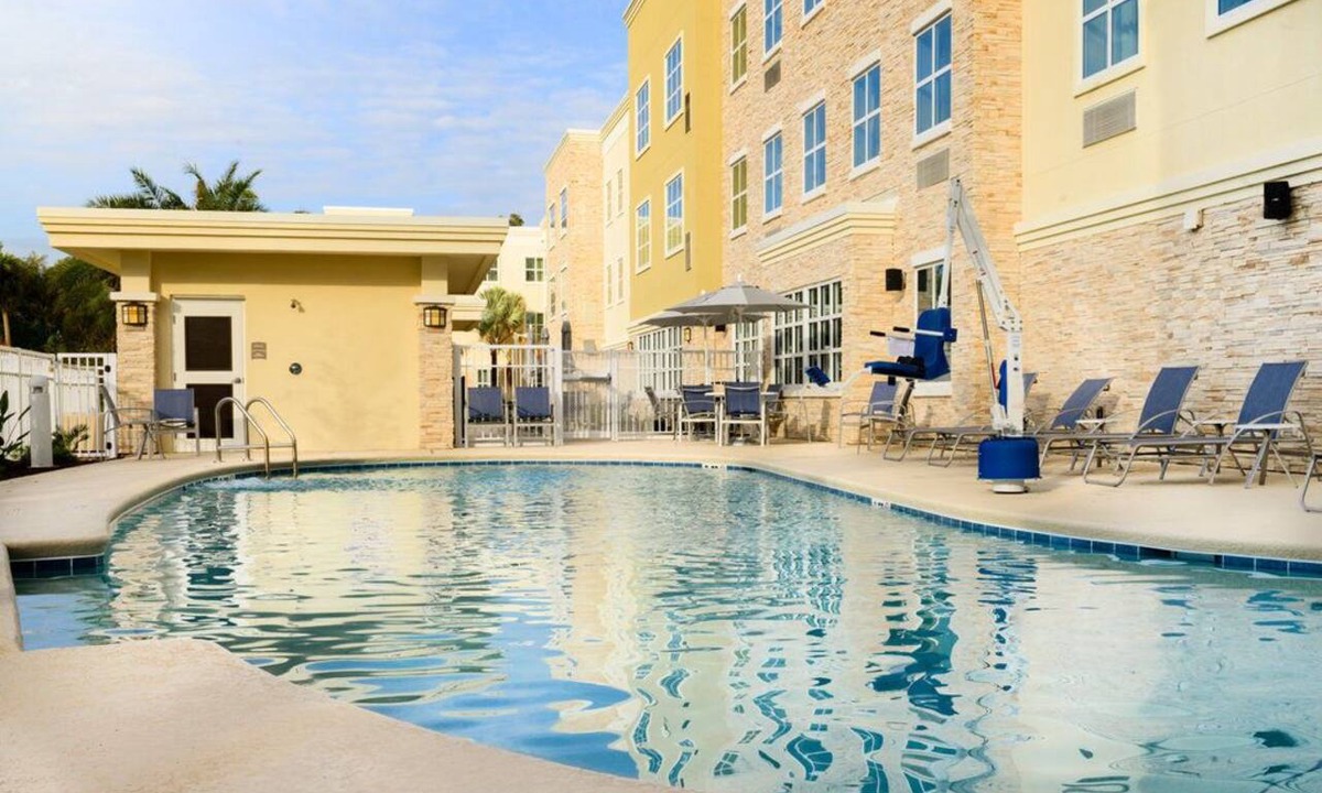 Vero Beach South Apartment | 2 Bedroom Suite w/Full Kitchen | Free Breakfast