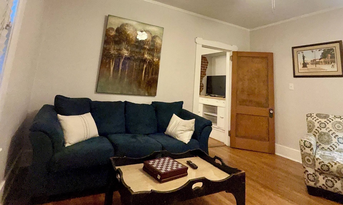 Midtown Apartment | 2-BR 2 BA apartment in quaint Midtown Memphis close to everything with cool AC