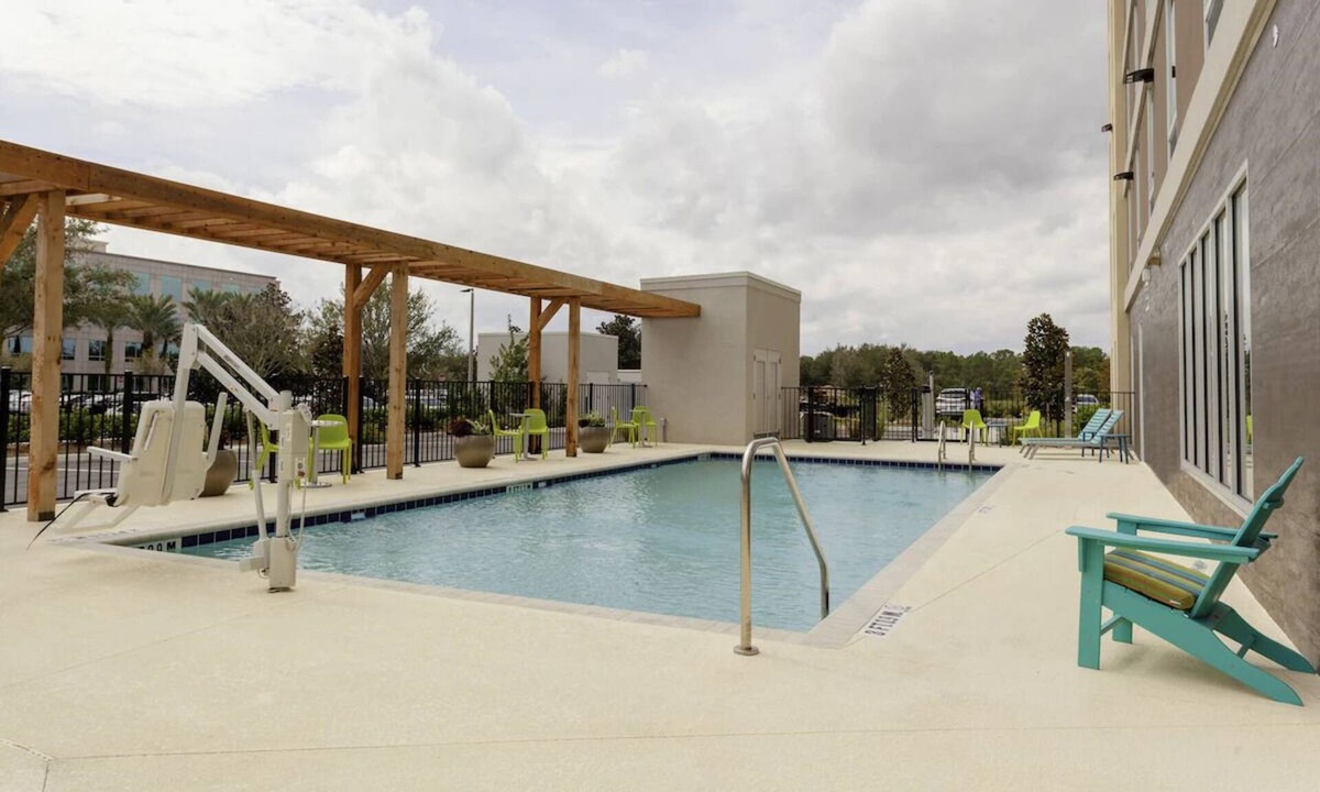 West Palm Beach Hotel | 2 Breezy Queen Studios w/Breakfast & Pool, 3.3mi Flagler Waterfront