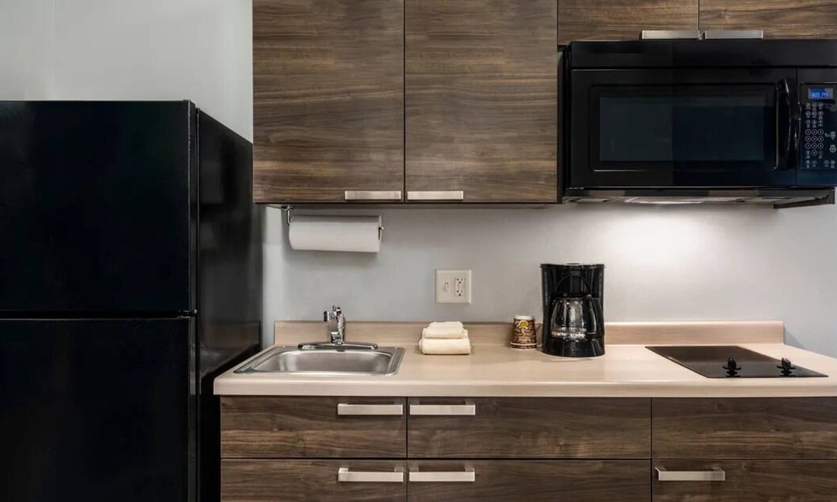 Pooler House | 2 Cozy Pet-Friendly Rooms w/In-Room Kitchen & On-Site Laundry - Free Parking