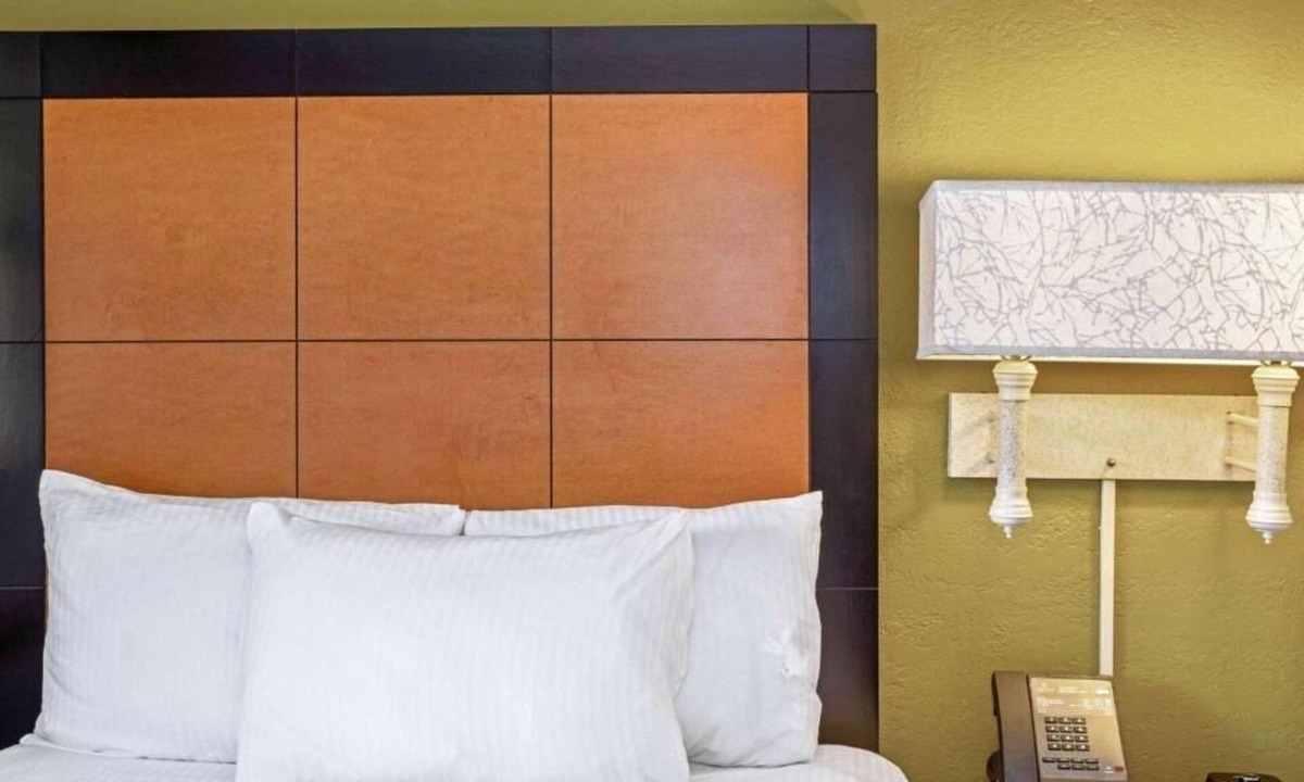 Orlando Hotel | 2 Double Deluxe | La Quinta Orlando Airport West | Ideal for Groups | Pool