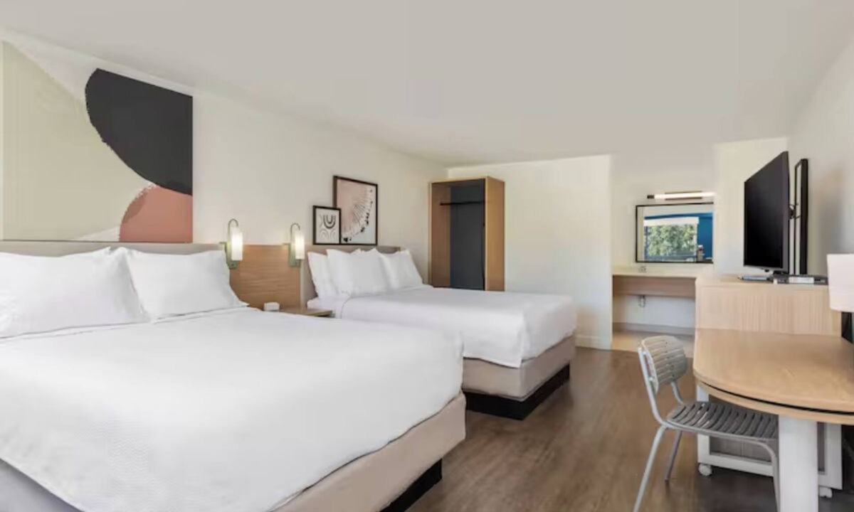 Hilton Head Island Hotel | 2 Family-Friendly Units w/Outdoor Pool & Free Breakfast Near Hilton Head Beach