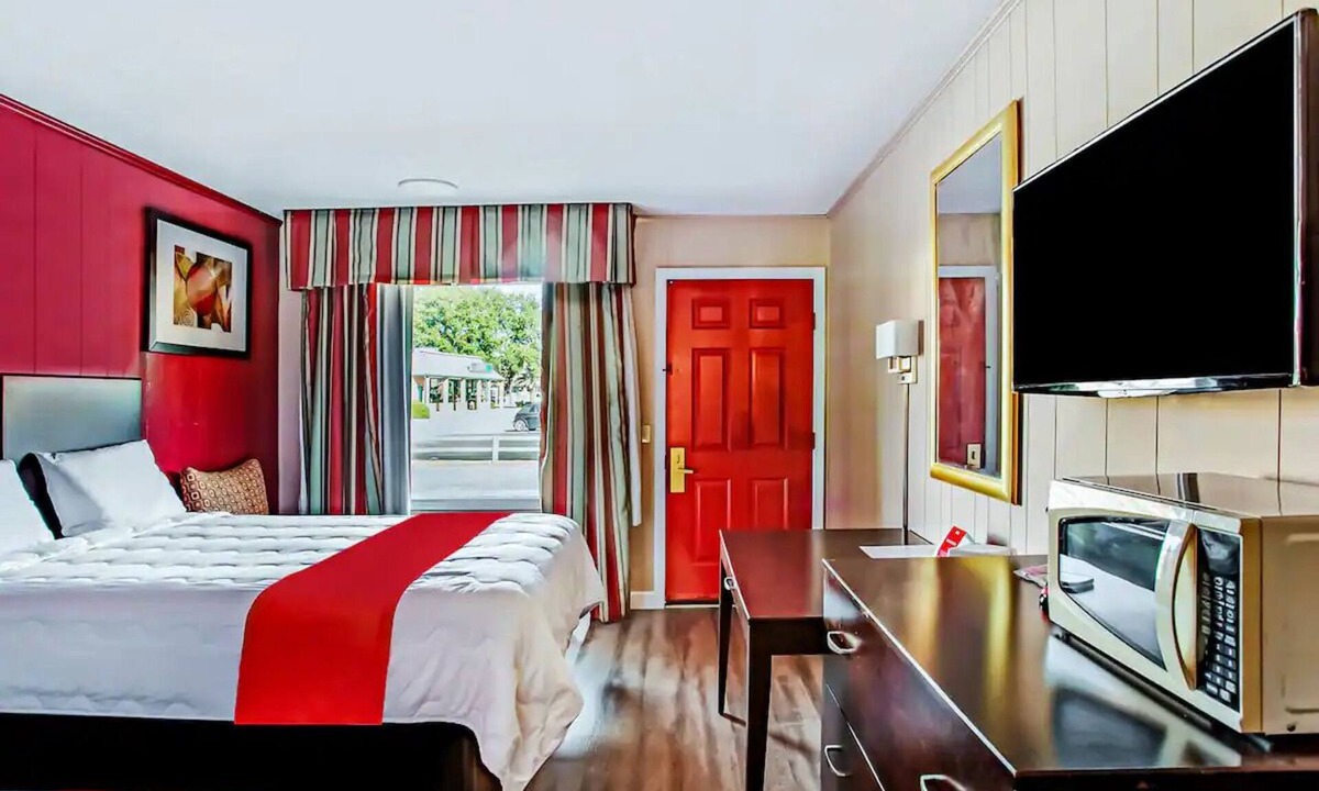 Ridgeland Hotel | 2 Family-Friendly Rooms Near Delicious Ridgeland BBQ and Seafood Restaurants
