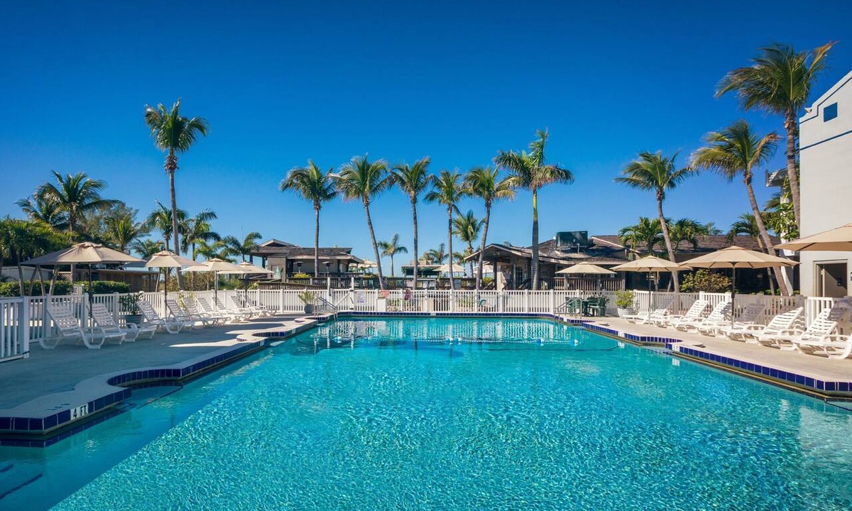 St. Pete Beach Hotel | 2 King Rooms at Beachcomber near St. Pete Beach and the Gulf