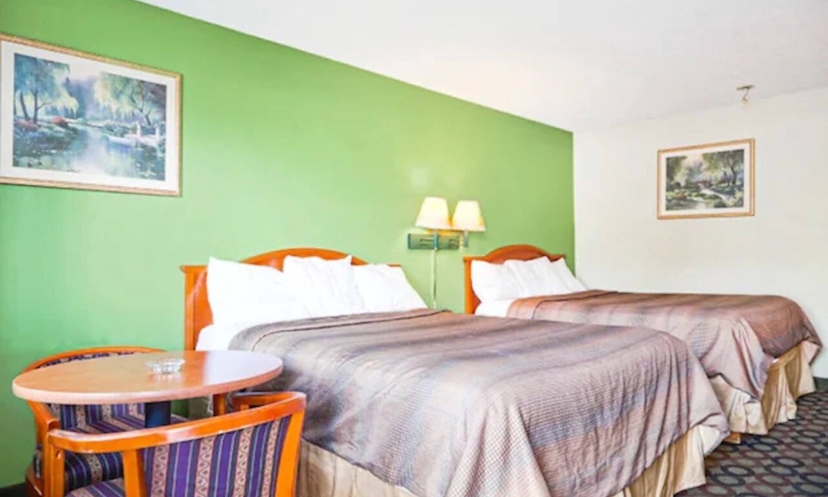 Ashburn Hotel | 2 Lodgings Walk to World's Largest Peanut Statue | 2 Queen Beds | Free Parking
