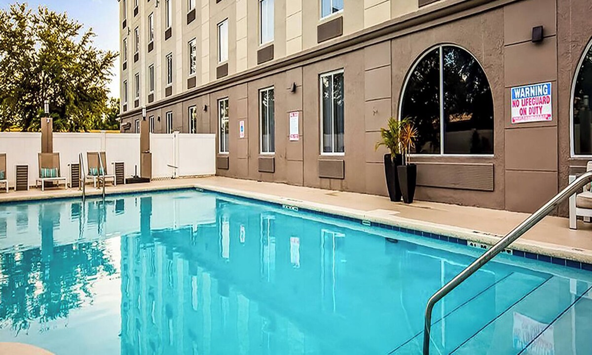 Orlando Hotel | 2 Orlando Units | 10 Mins to Airport | Outdoor Pool Access + Free Breakfast