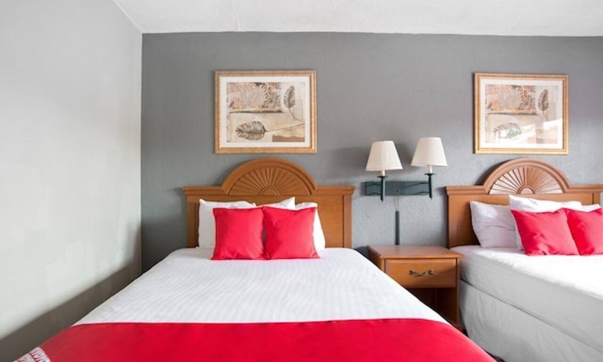 Silver Springs Hotel | 2 Pet-Friendly Lodgings near Silver Springs River with Outdoor Swimming Pool