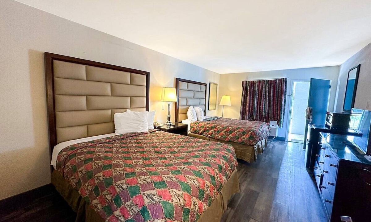Ridgeway Apartment | 2 Queen Beds Non-Smoking