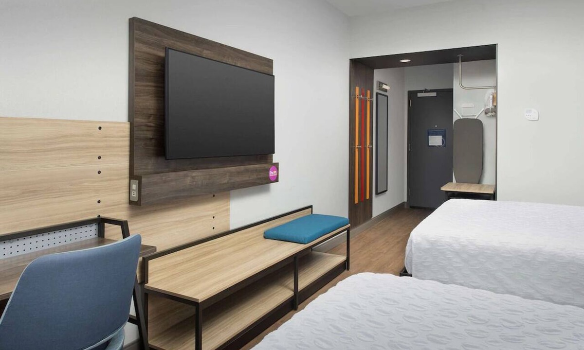 Florida Central Atlantic Coast Hotel | 2 Queen Beds | Tru by Hilton Orlando | with Free Breakfast & Pets are Welcome