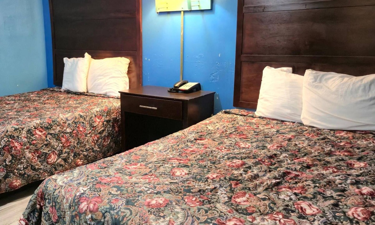 Cleveland Hotel | 2 Relaxing Rooms Offering Simplicity & Comfort & Free On-site Parking