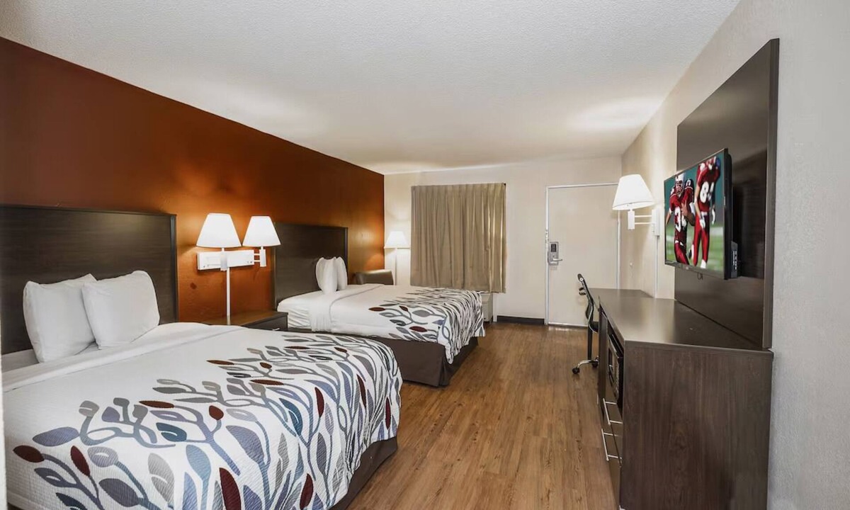 Walterboro Hotel | 2 Scenic Rooms Near Dogwood Hills Golf Club – Explore Nature & Play Golf Nearby