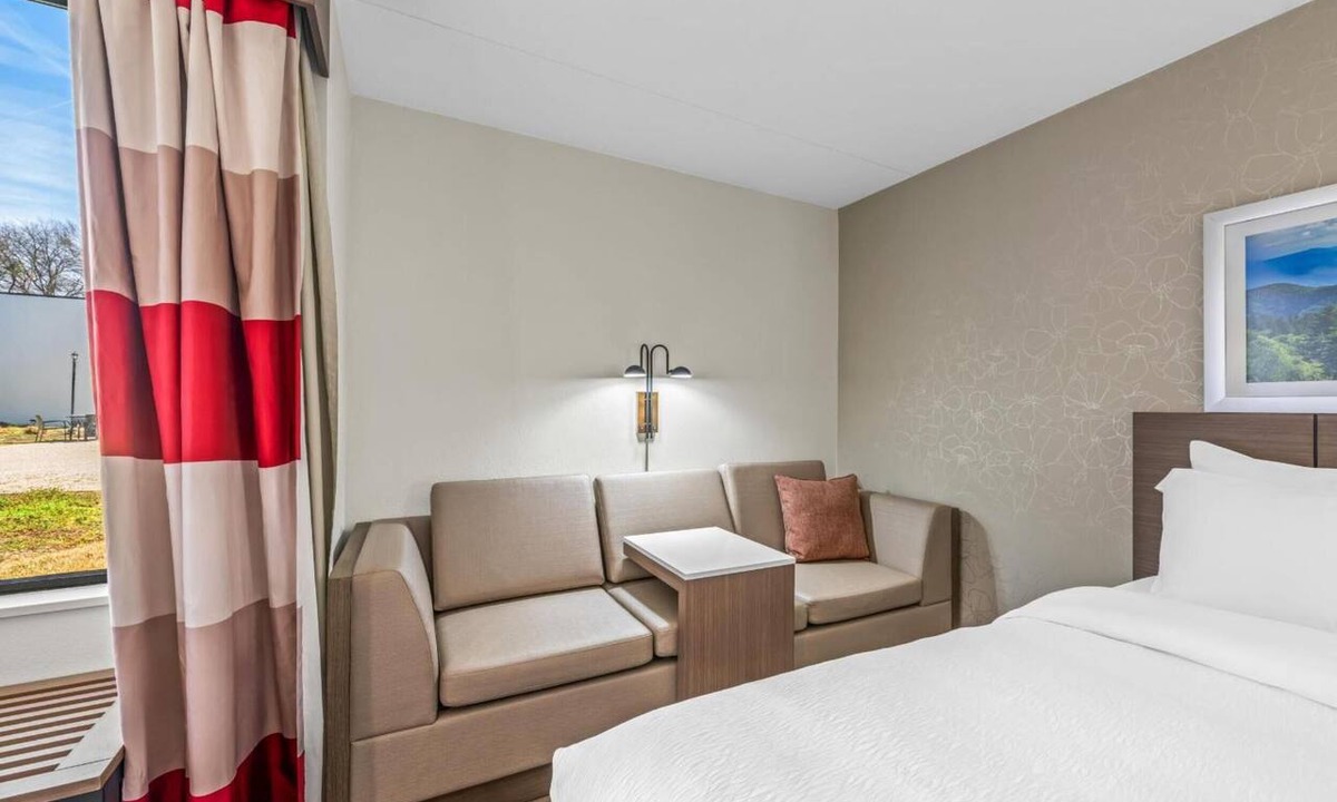 Statesville Hotel | 2 Units | Efficient Stay Close to Statesville Historic District - 2 miles
