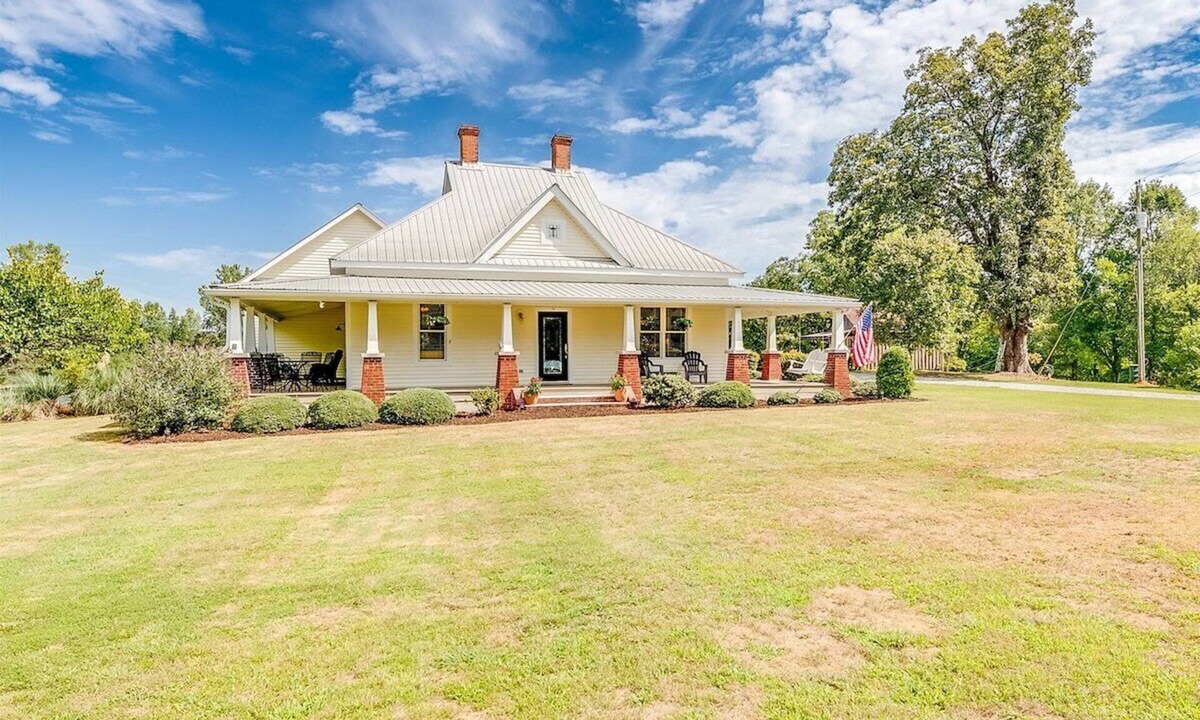 Cleveland House | 23-acre farmhouse retreat with firepit, games, and 3 bedrooms