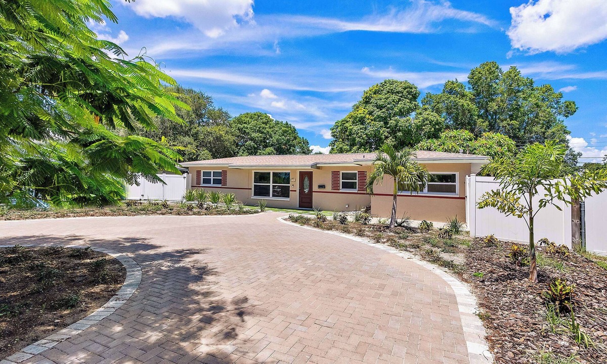 Meadowlawn House | 3/2 house with pool & pond in the backyard (73rd Ave)