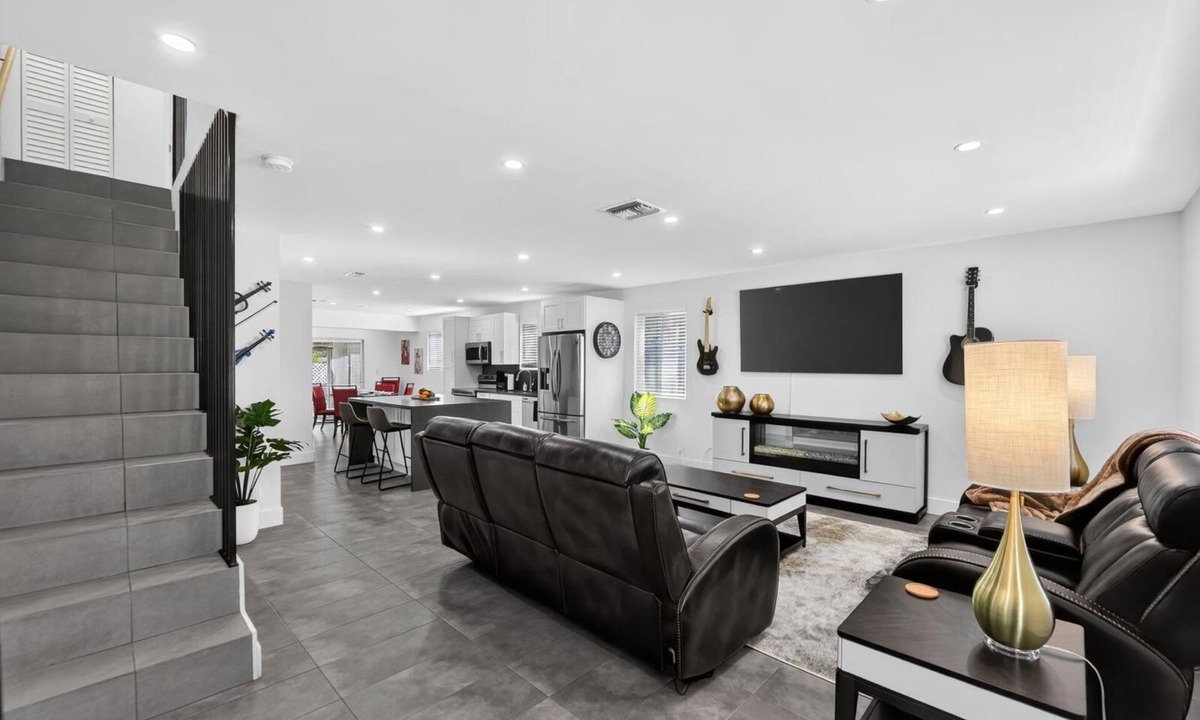 Hollywood House | 3-BDR Guitar House, Walk to Casino, located close to EVERYTHING