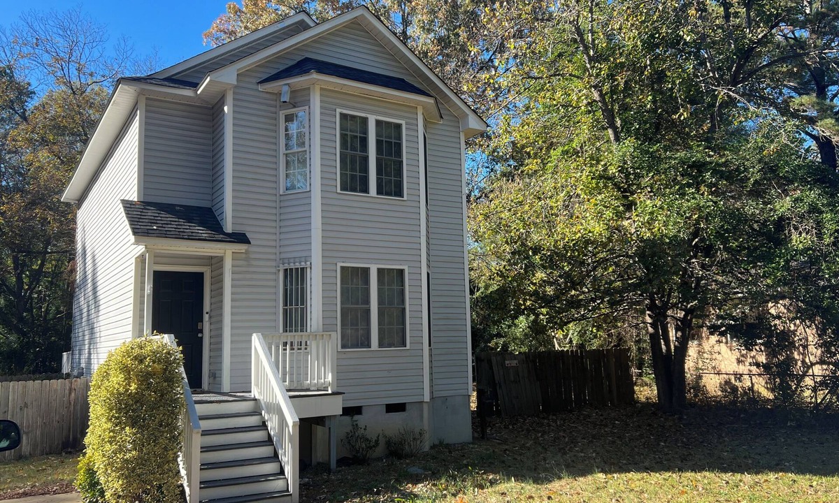 Fayetteville House | 3-bedroom bungalow in delightful Fayetteville with AC