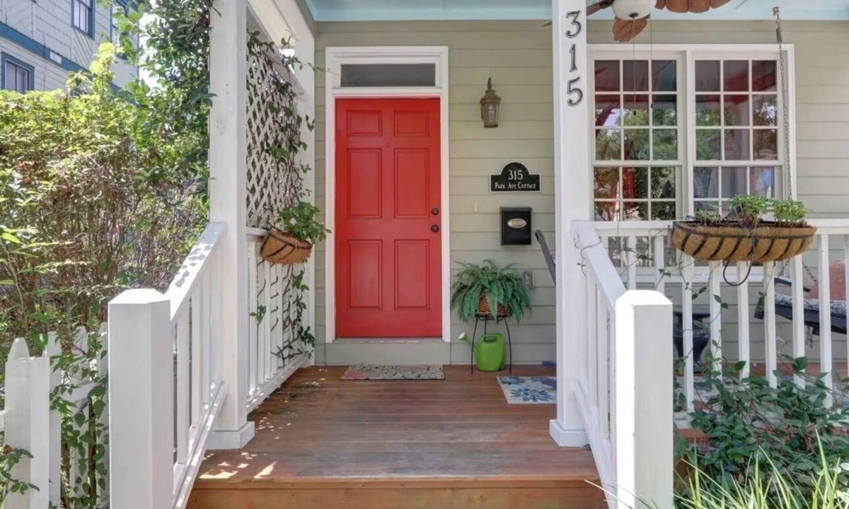 Dixon Park Cottage | 3-bedroom cottage in charming Savannah with private parking!