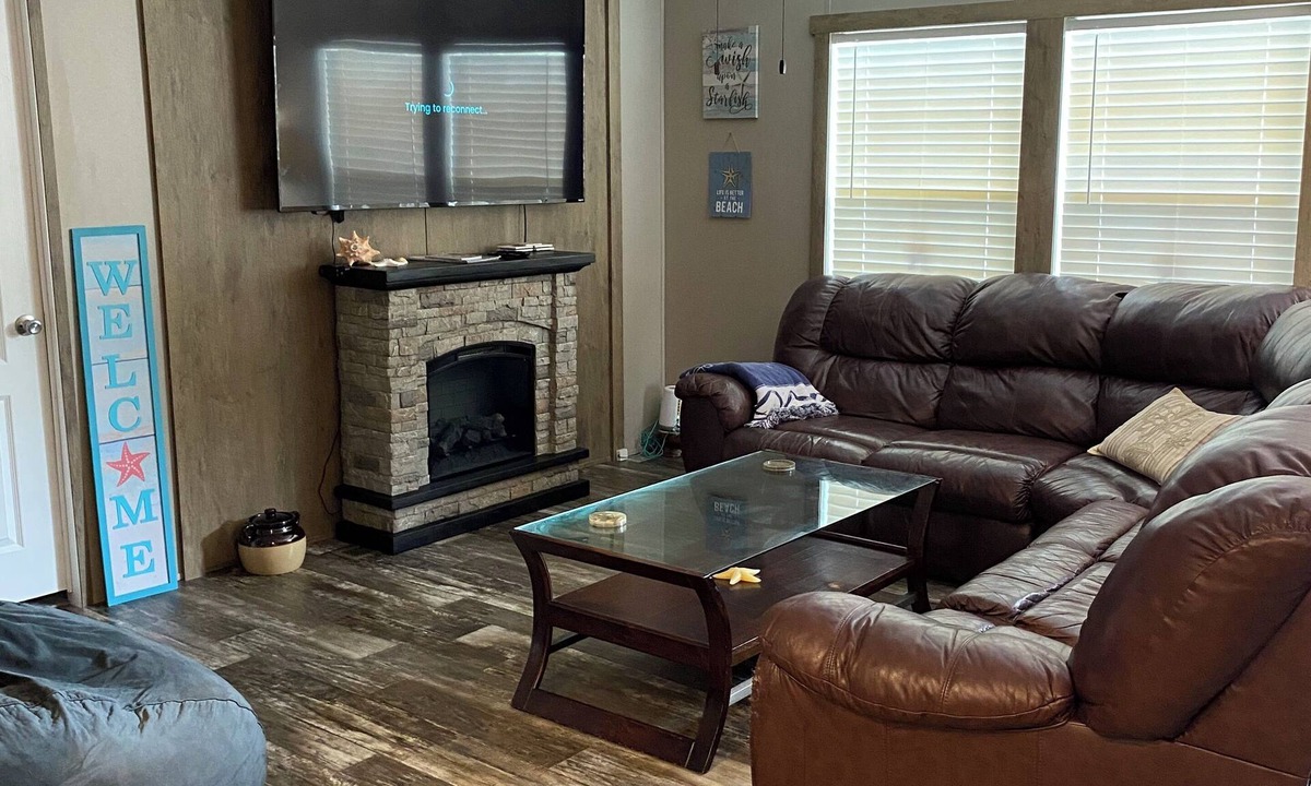 Cedar Point House | 3 bedroom getaway just 5 mins from the beach