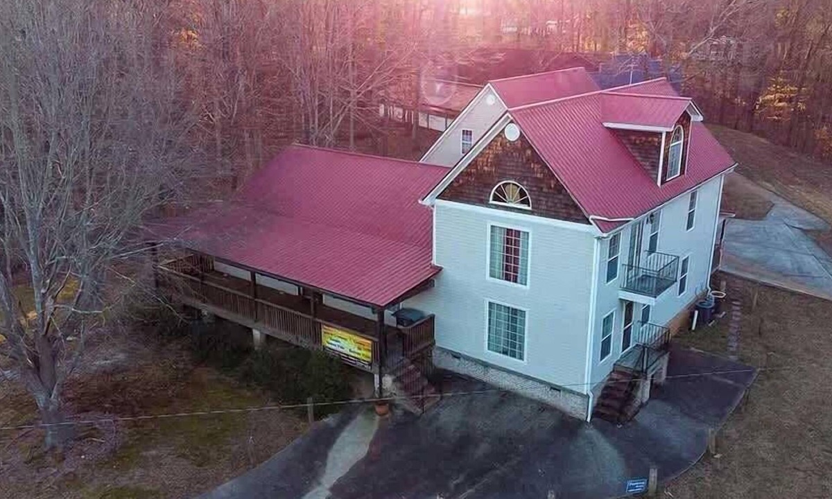 Gainesville House | 3 bedroom home 10min DTown Gainesville 11 BEDS