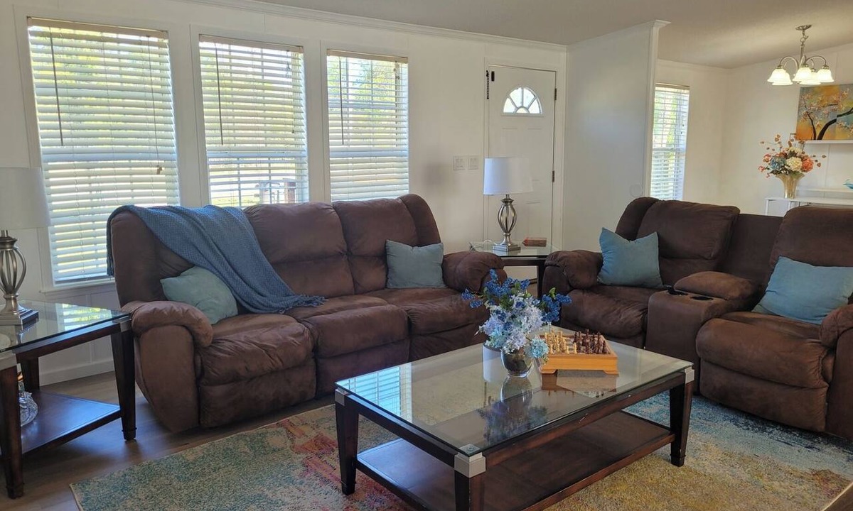Northside House | 3 Bedroom Home with RV Hookup and Fishing Lake - Manufactured Home - NON-SMOKING