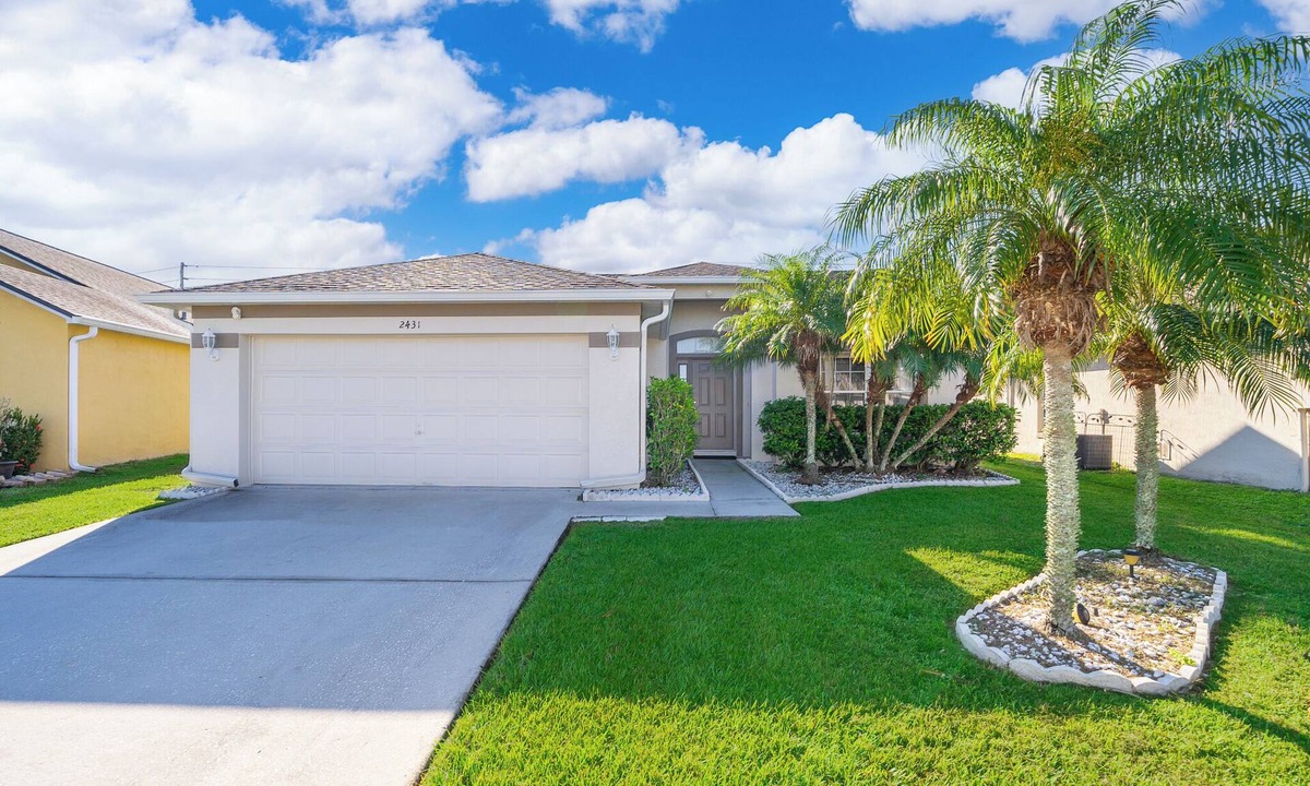 Crescent Lakes House | 3 Bedroom SF Pool Home-WiFi, Games Room, ROKU