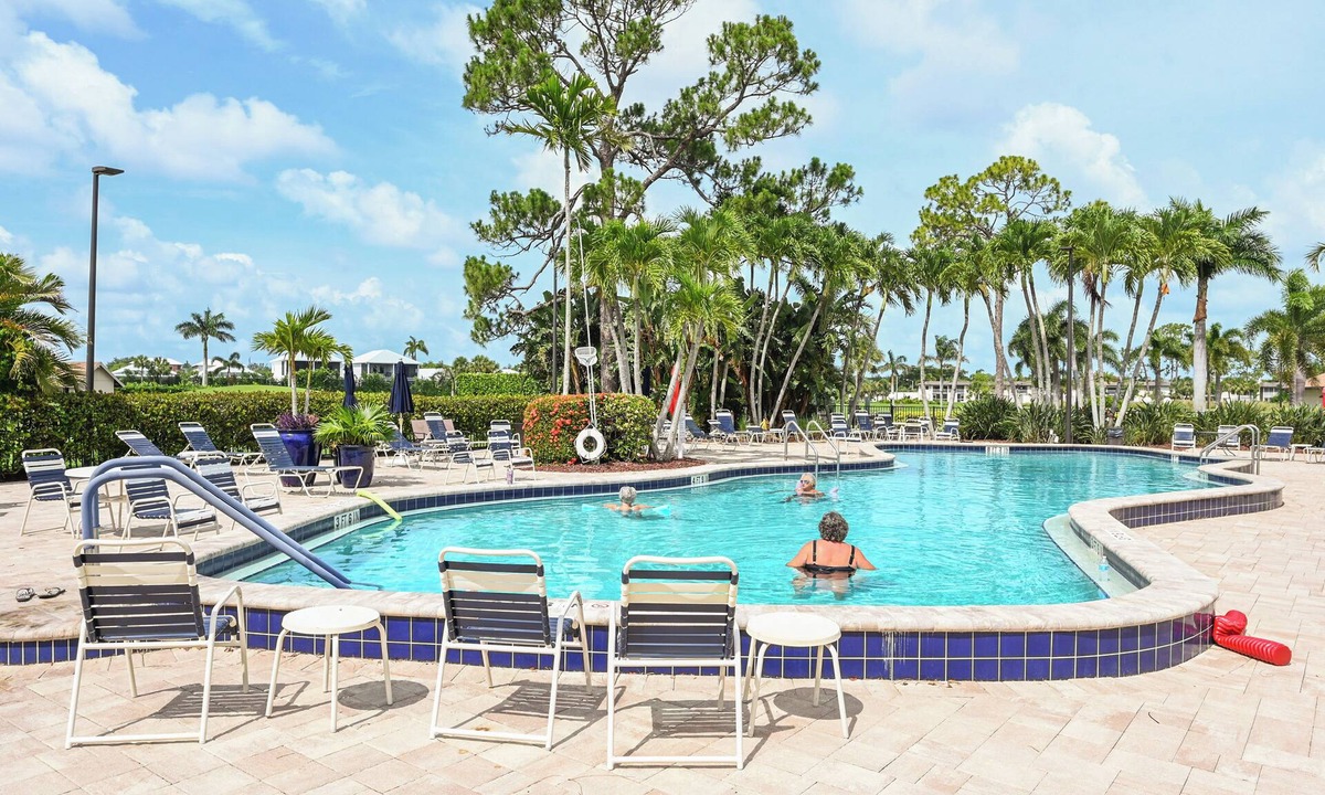 East Naples Condo | 3 Mi to Downtown Naples: Country Club Condo!