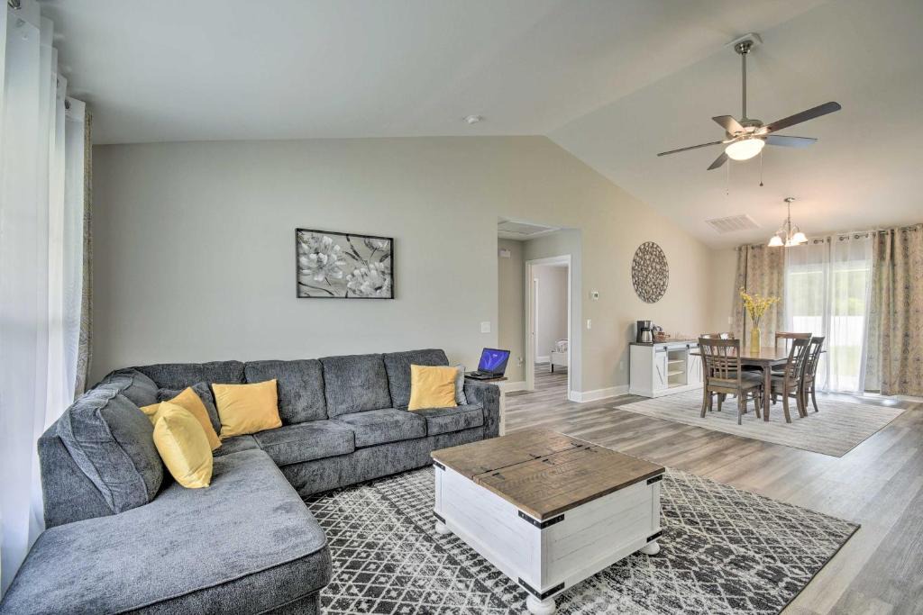 Loris House | 3 Mi to Golf: Loris Home w/Big Private Yard!