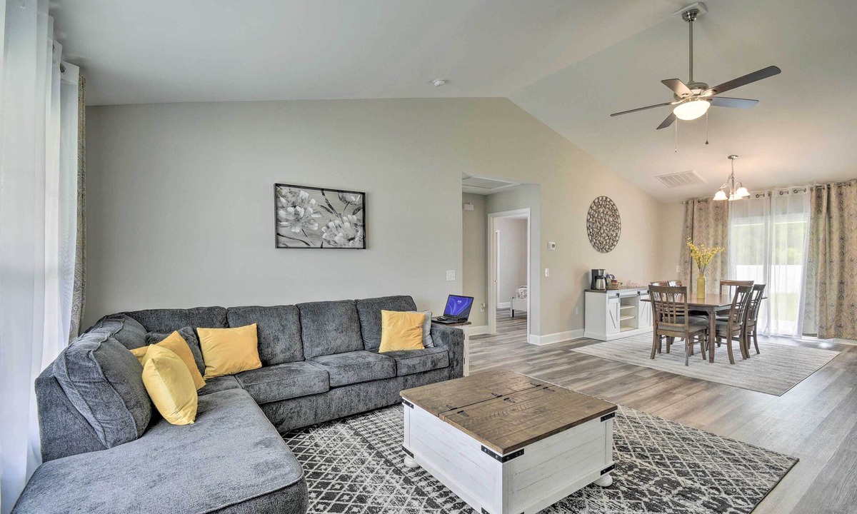 Loris House | 3 Mi to Golf: Loris Home w/Big Private Yard!