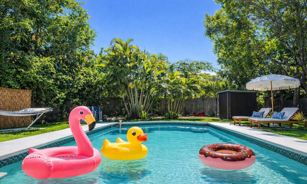 Poinciana Park Villa | 3-Min to beach! King bed I BBQ I Firepit & Pool