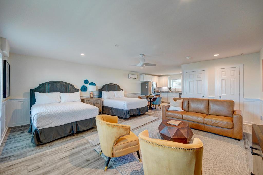 Surf City Hotel | 302 Queen Suite, 3rd Floor Low Tide