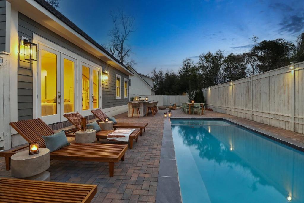 Thunderbolt House | 38 Guests 12 Bedroom Compound Private Pool