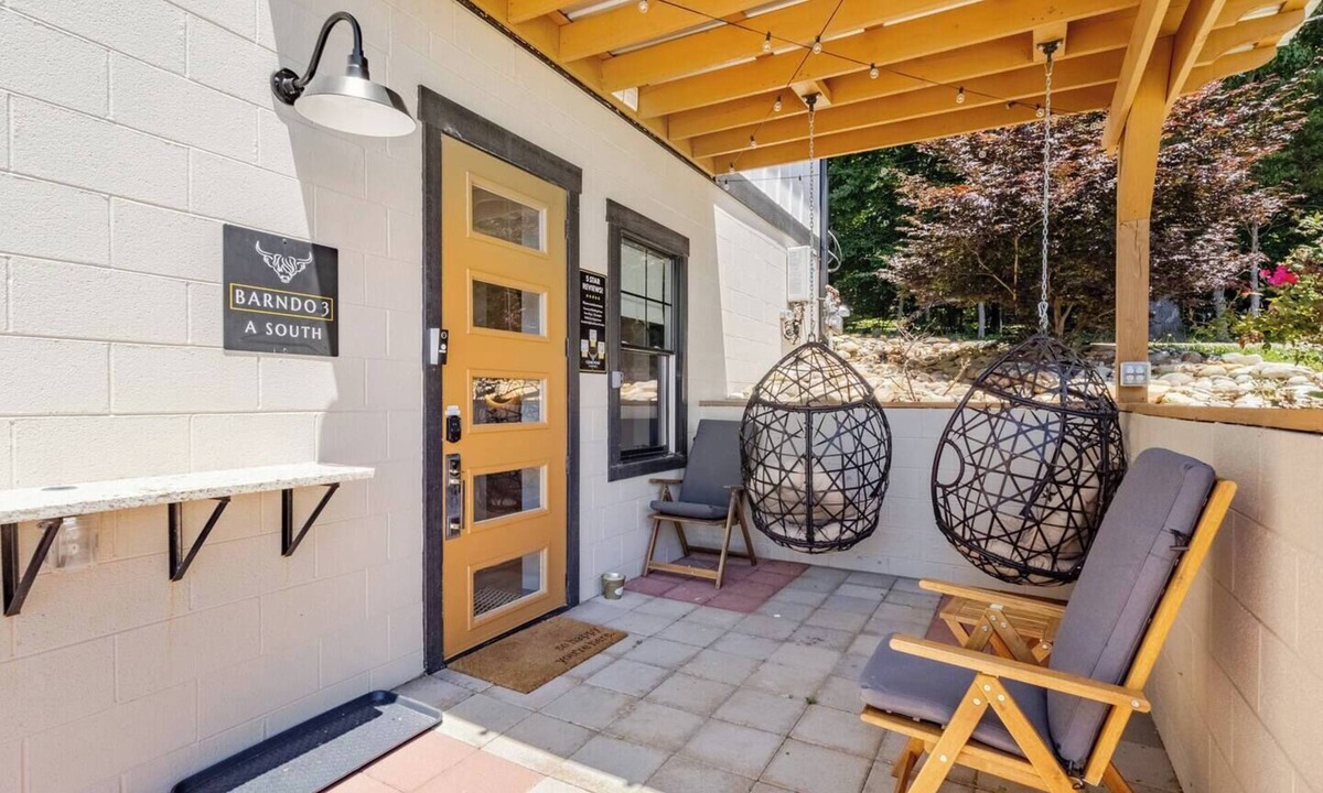 Jefferson City House | 3AS Luxury Barndo Europe Style with Highland Cows