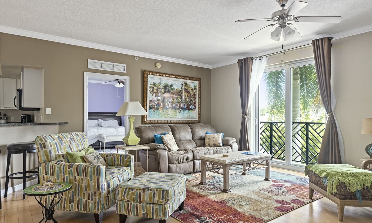 Pineapple Grove Arts District Condo | 3bed/2ba DOWNTOWN DELRAY BEACH, WALK TO BEACH, FOOD & SHOPS! PINEAPPLE GROVE!